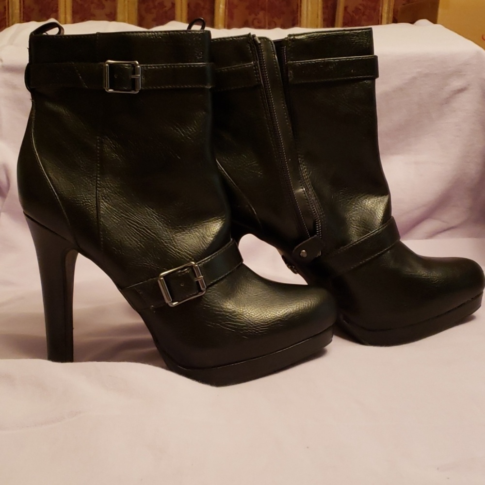 Vera Wang Ankle Booties